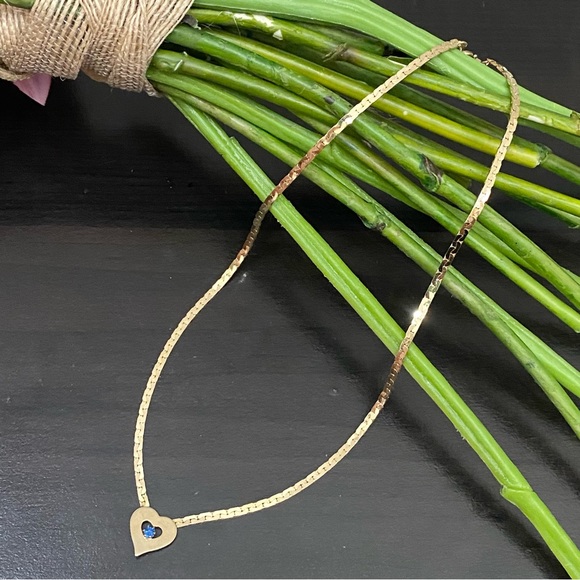 Unsigned Vintage Gold-tone Snake Chain Heart Pendant with Blue Stone Necklace - Picture 3 of 11